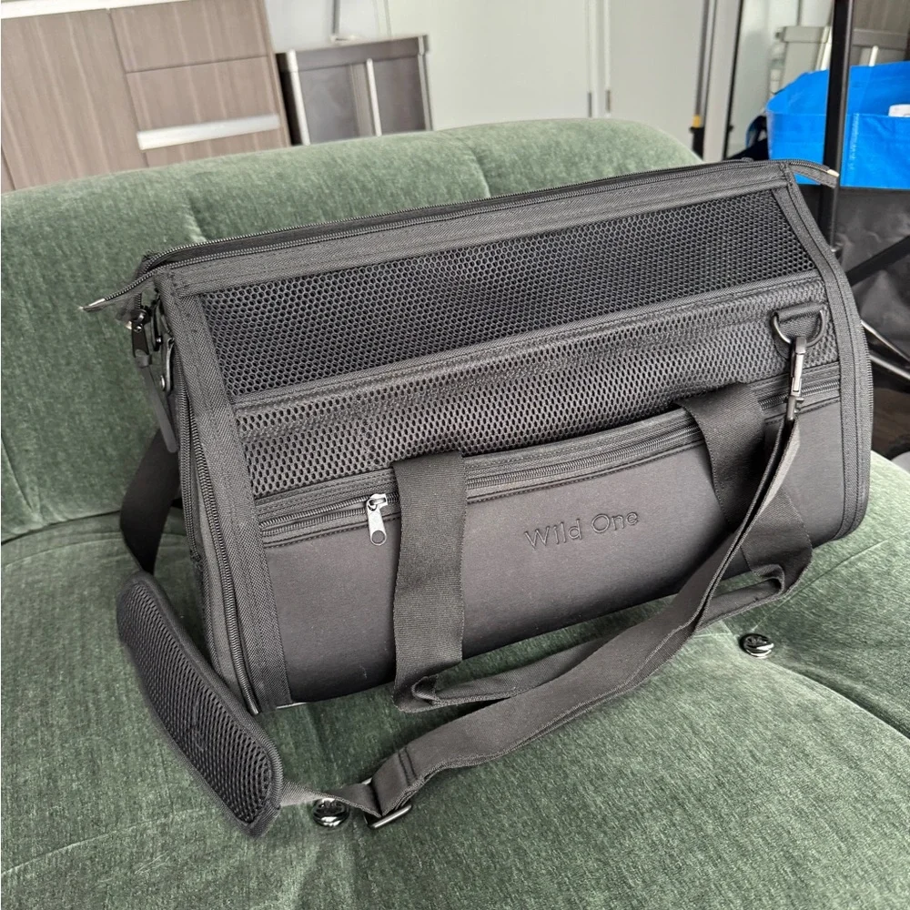 Wildone travel carrier for dogs up to 16 lbs. never used